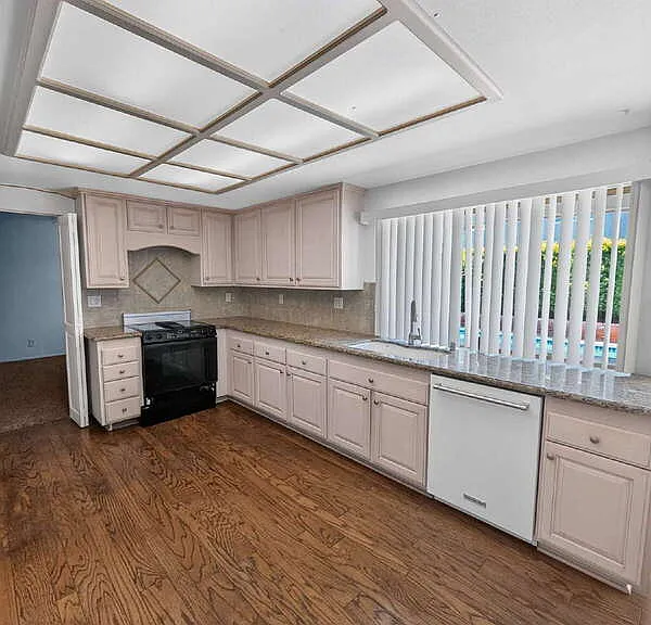 4459 Avenida Granada — Photo 4