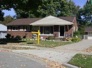 869 Chippewa St, Mount Clemens, MI 48043