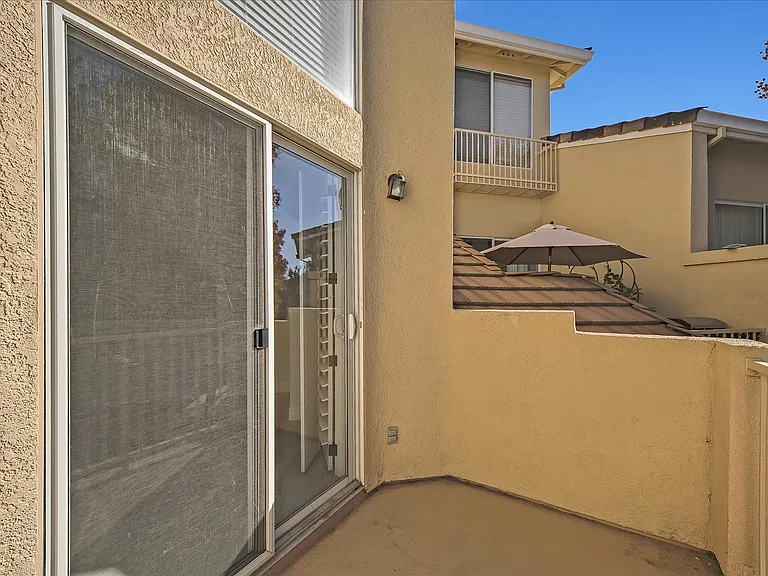 558 Manhattan Pl — Photo 13