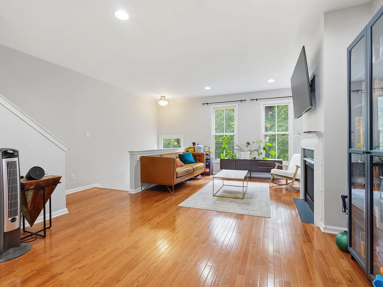 3 bed, 1998 sqft, $3,000 — Photo 1