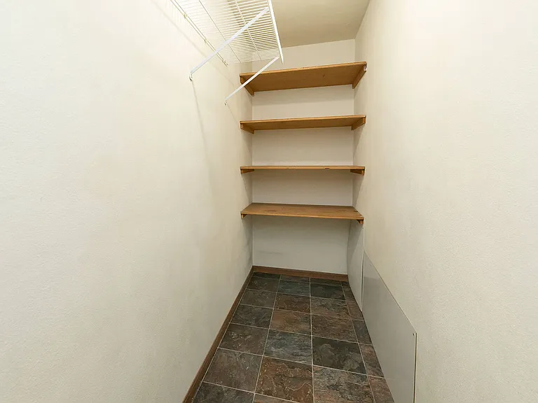 Fargo, ND Islander Apartments | Closet