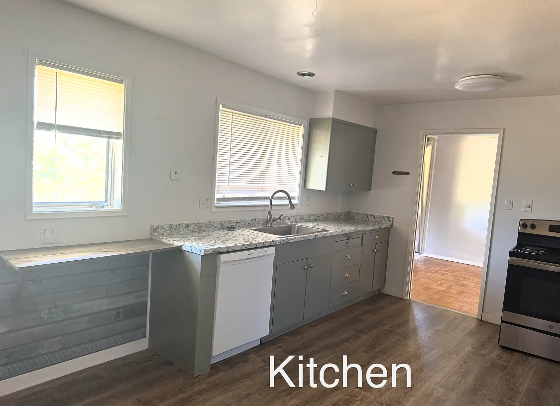 3 bed, 1.5 bath, 1300 sqft, $2,100 — Photo 4