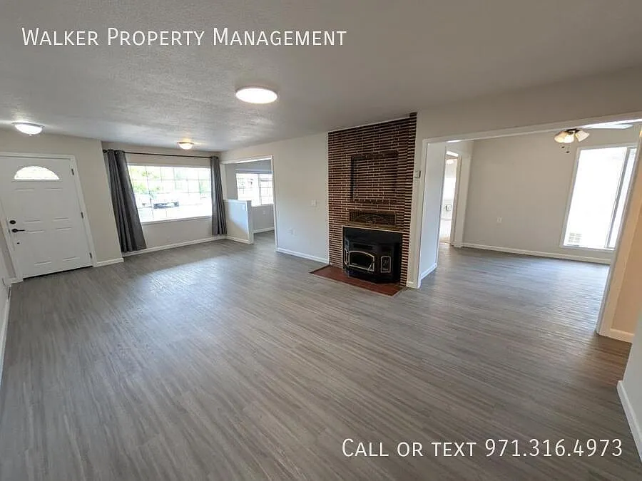 3911 NE Garden Dr — Photo 2