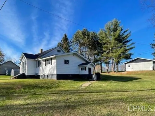 810 E Grant St, Iron River, MI 49935