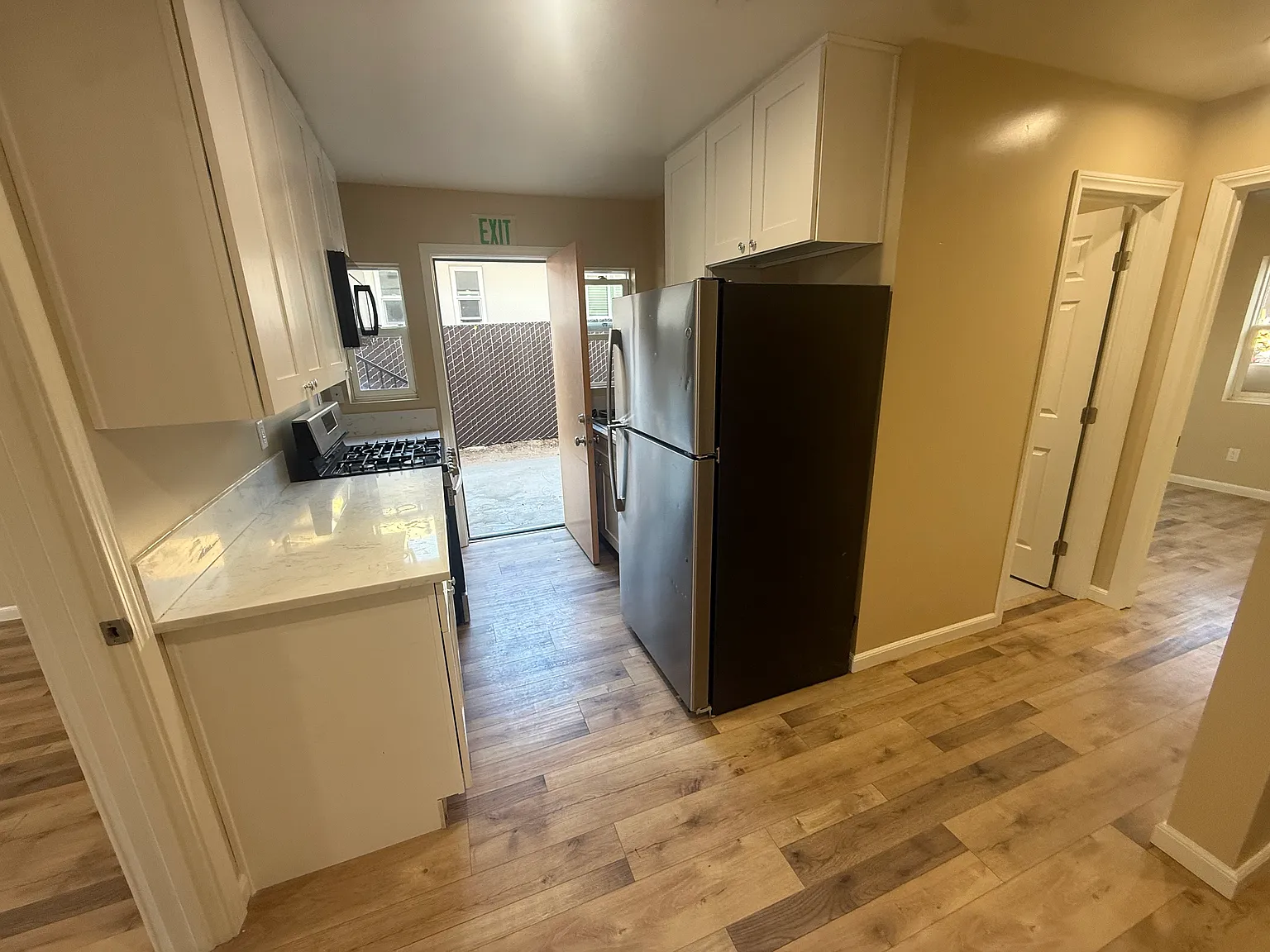 2 bed, 650 sqft, $3,200 — Photo 2