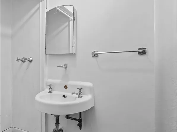 140 Van Cortlandt Park S image 16 of 26