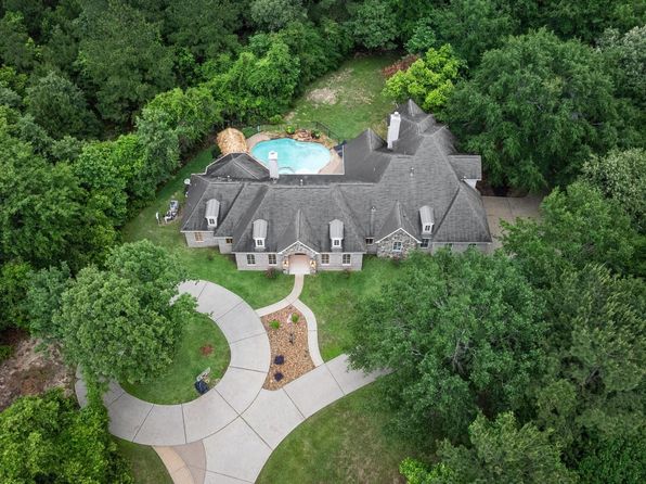 8401 Prince Charles Ct, Montgomery, TX 77316
