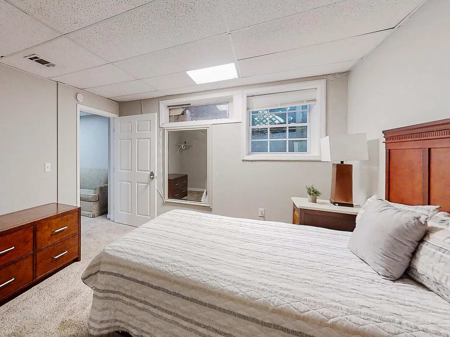 4 bed, 2.0 bath, 2367 sqft, $957 — Photo 2