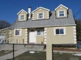 61 Pilgrim Rd, Brentwood, NY 11717