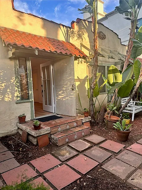 2 bed, 850 sqft, $3,600 — Photo 1