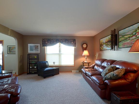 4th image of 334 Birchwood Ln