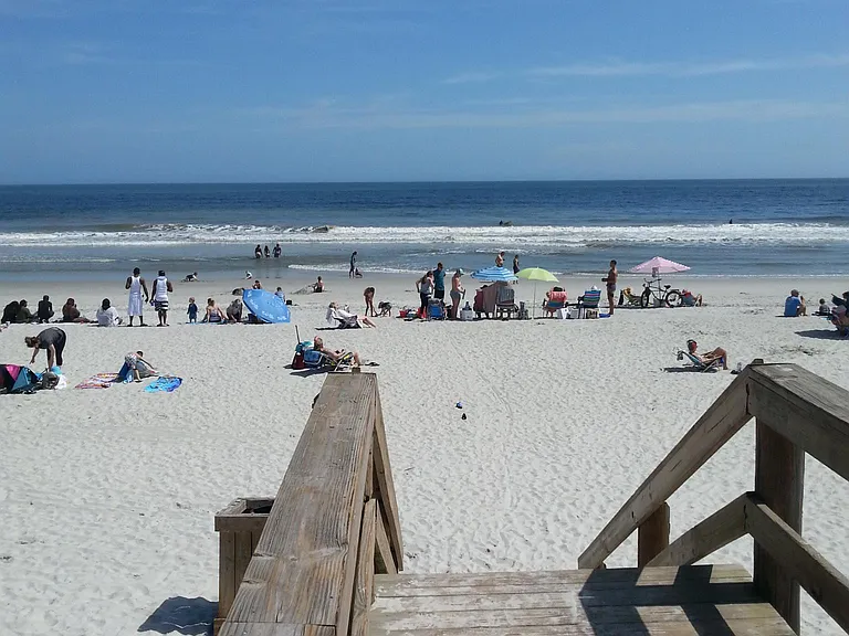 BEACH ACCESS - 1/2 BLOCK AWAY