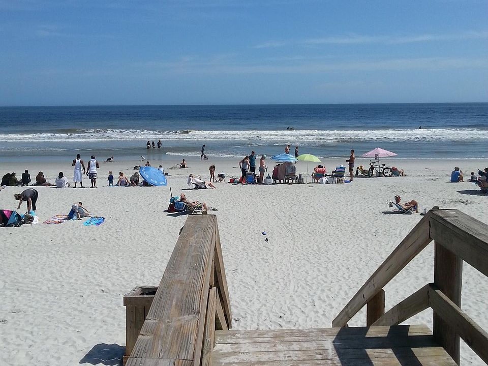 BEACH ACCESS - 1/2 BLOCK AWAY