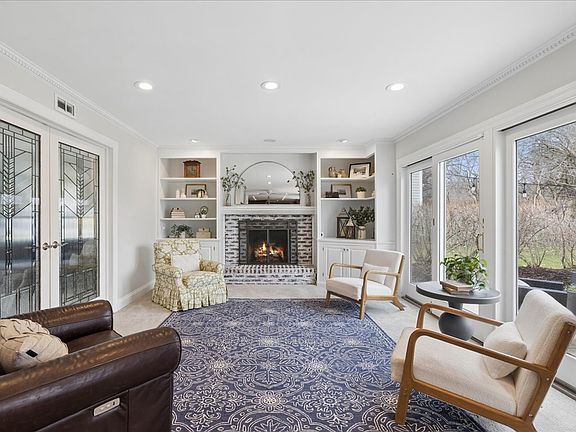 5th image of 334 E Winchester Rd