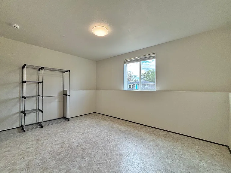 2406 E Empire Ave #B — Photo 9
