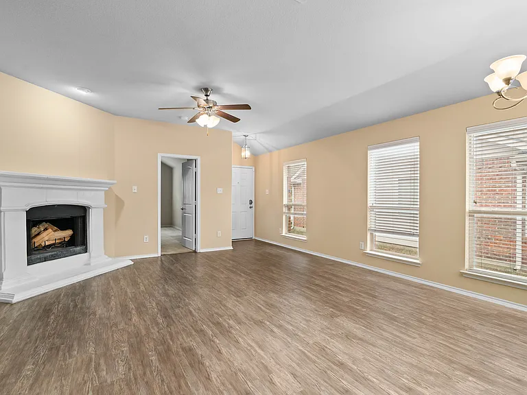 1313 Honeywood Ln — Photo 6