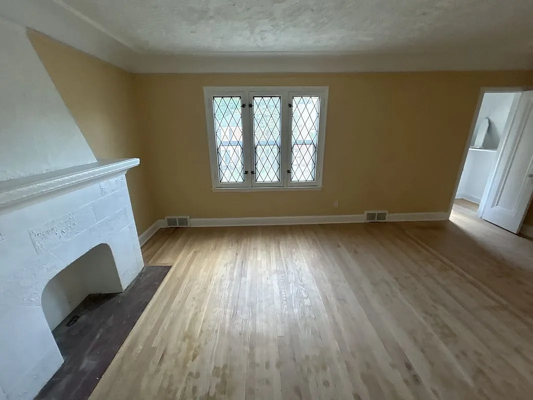 7 bed, 2.0 bath, 400 sqft, $1,000 — Photo 3
