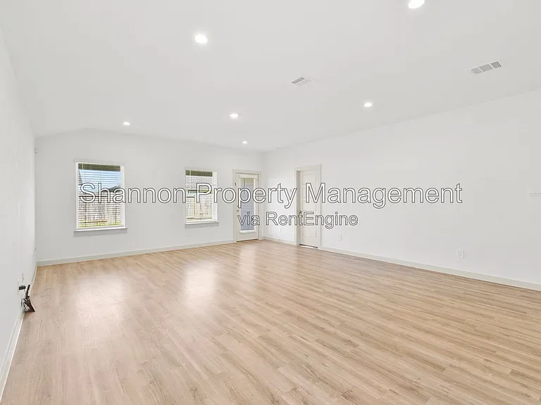 7915 Murciana Dr — Photo 16