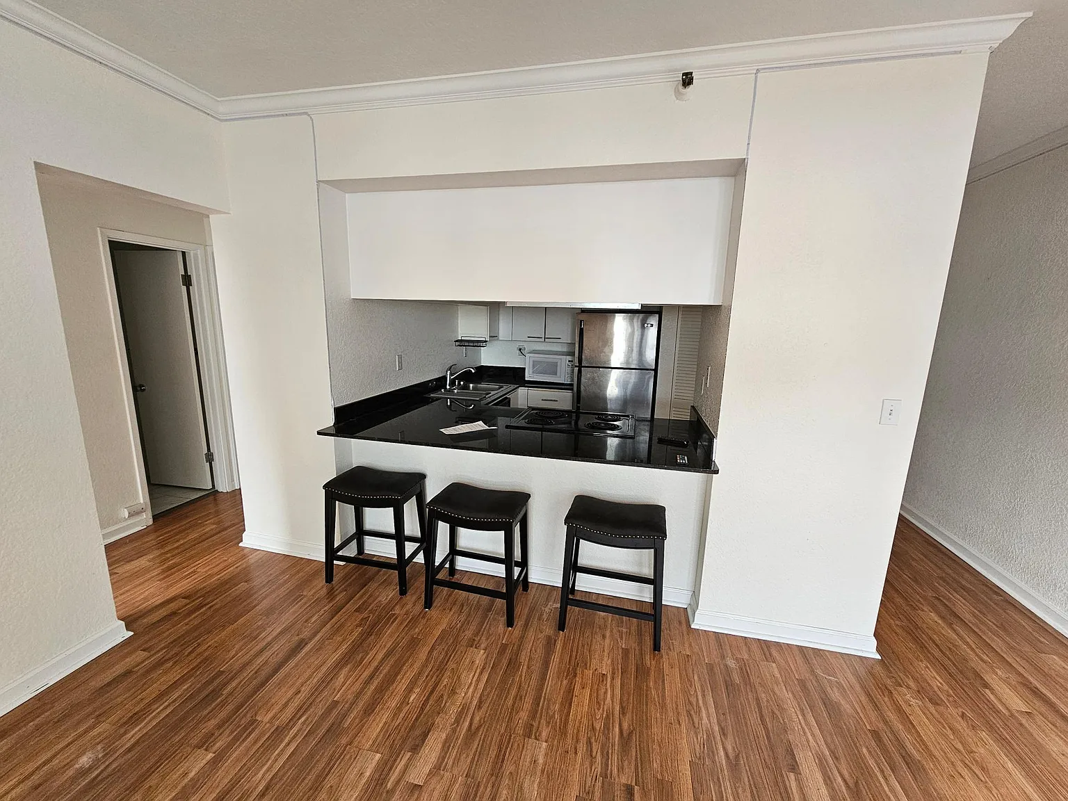 2 bed, 800 sqft, $5,795 — Photo 2