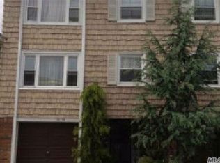 1582 208th St, Flushing, NY 11360
