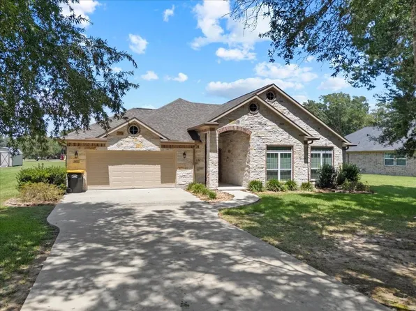 607 Oak St, Anahuac, TX 77514