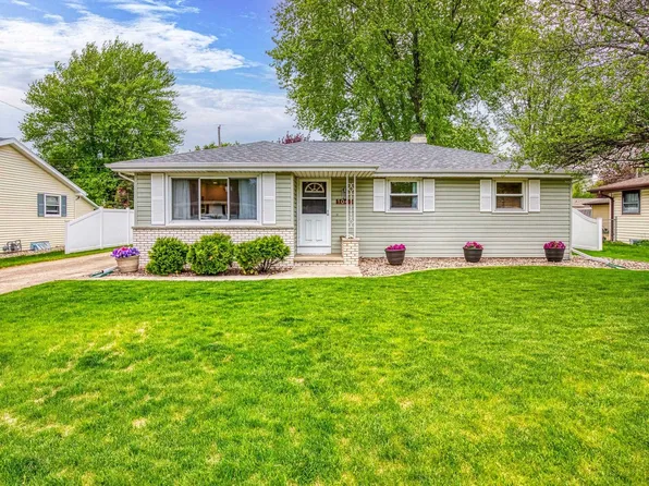 1041 Honeysuckle Ln, Neenah, WI 54956
