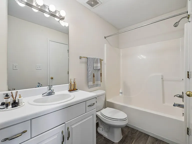 One Bedroom - 1 Bed / 1 Bath - 800 Sq.Ft.