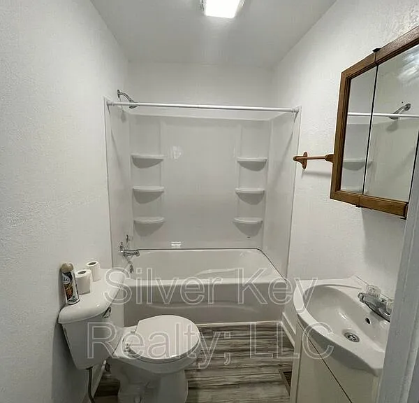 920 E Madison Ave — Photo 11
