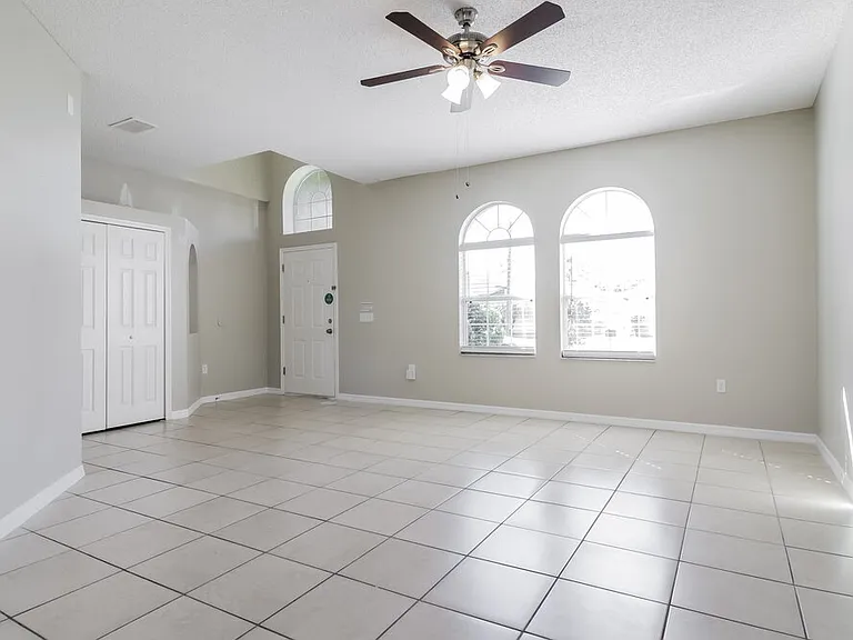 562 Bristol Cir — Photo 4