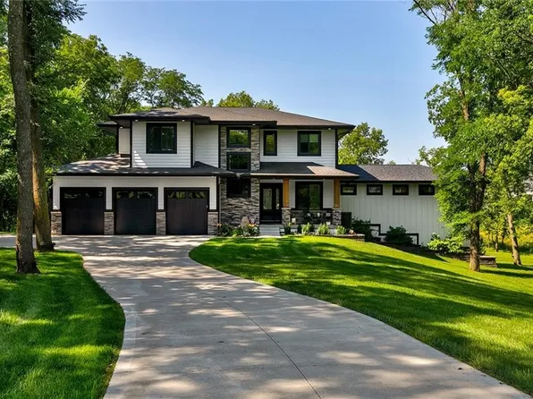 1179 S Kingswood Ct, West Des Moines, IA 50266