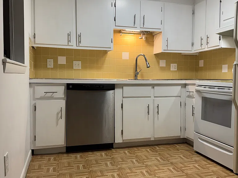 12 Williamsburg Ct #12 — Photo 8
