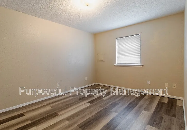 109 SE 42nd St #A — Photo 12