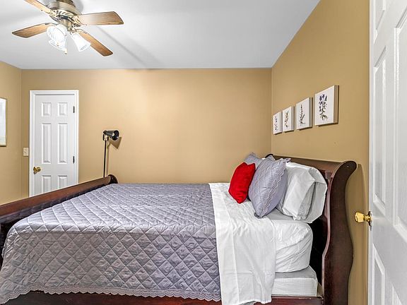 4th image of 711 Amelia St
