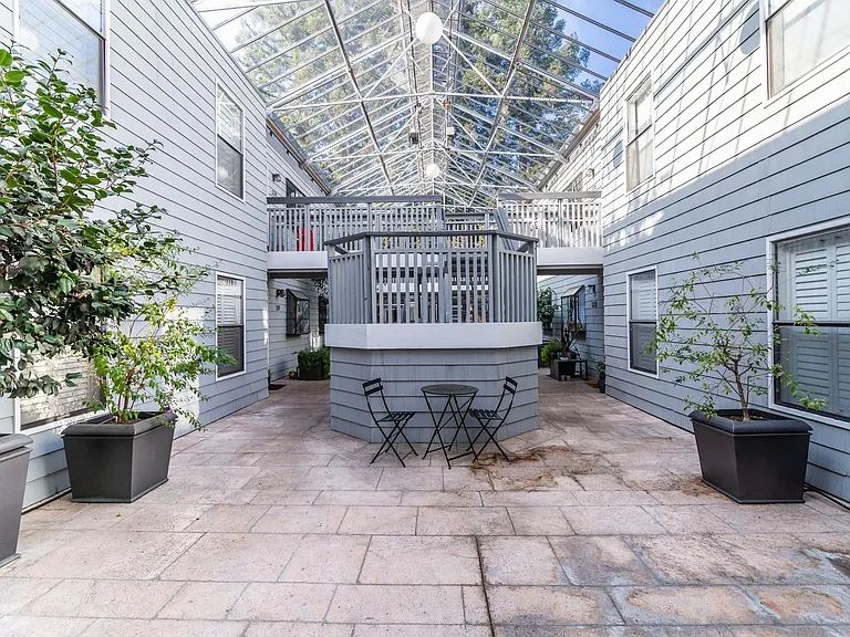 215 High St — Photo 2