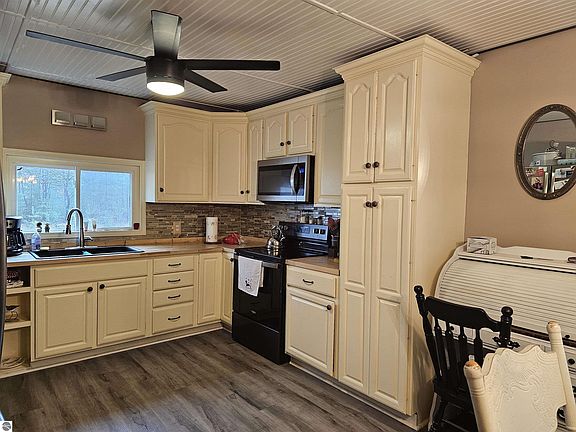 4th image of 1407 S Lachance Rd