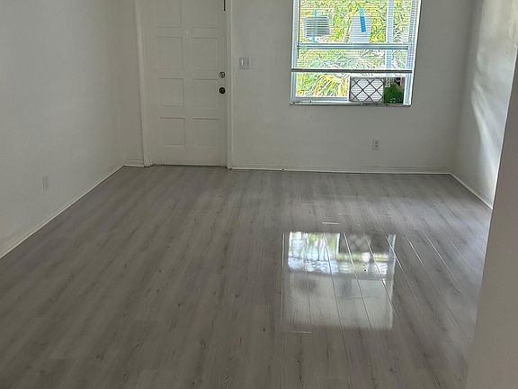 4th image of 826 41st Ave N
