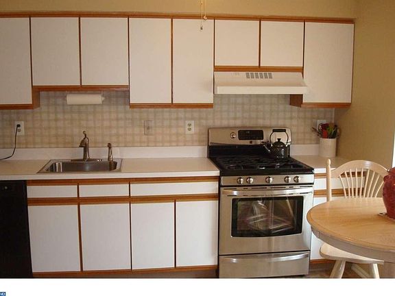 3rd image of 202 Waverly Ct