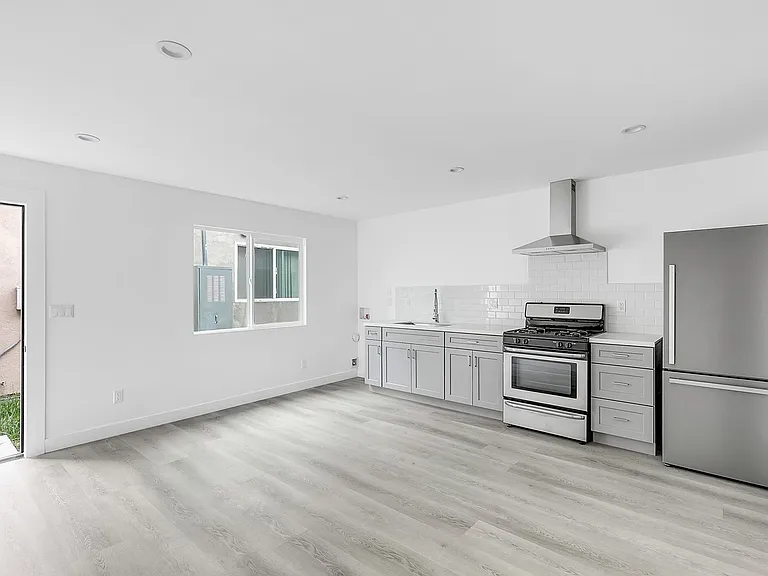2747 S Mansfield Ave — Photo 2
