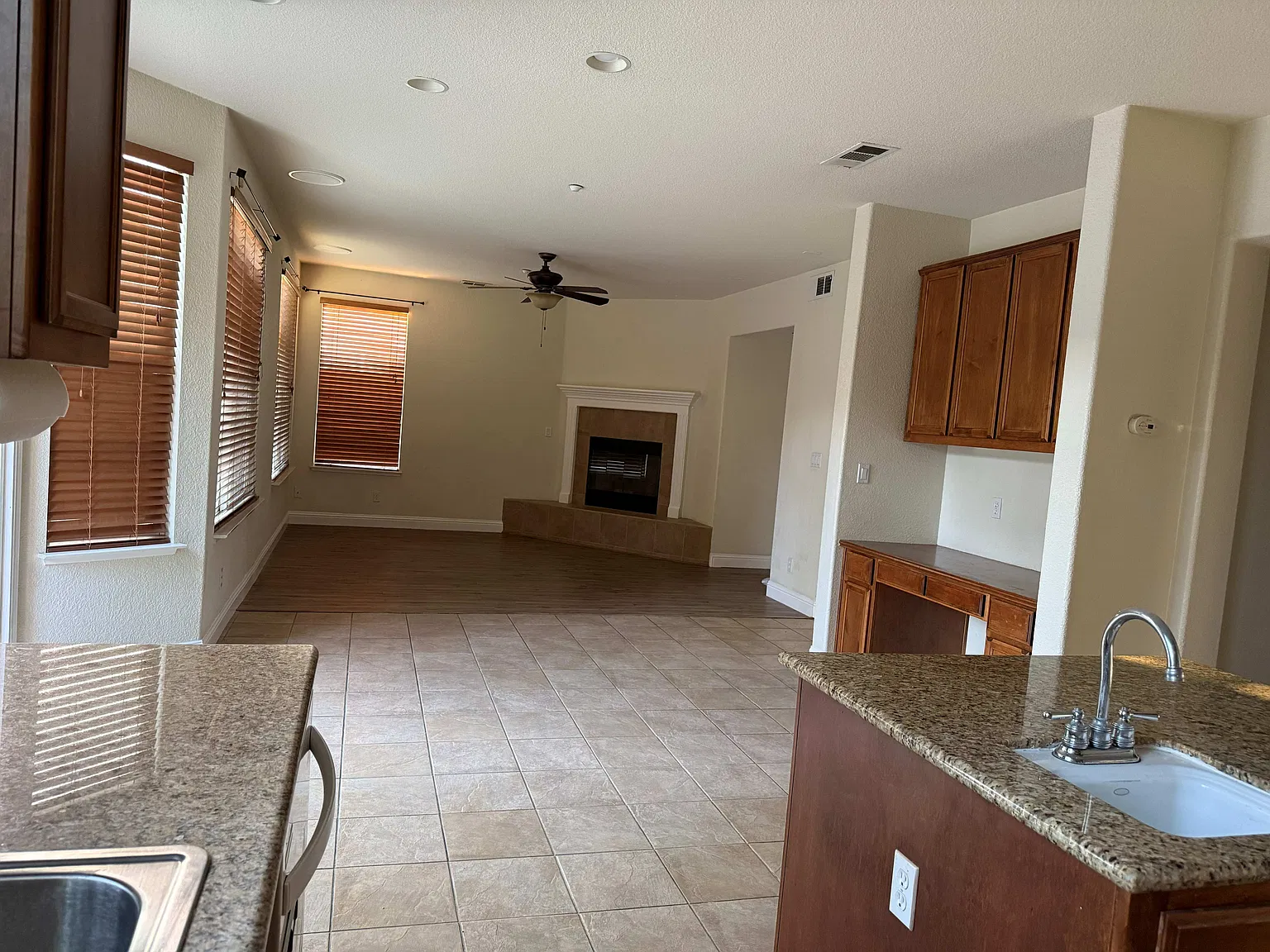 5 bed, 3.5 bath, 3215 sqft, $3,895 — Photo 4
