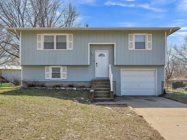 1203 16th St, Wamego, KS 66547
