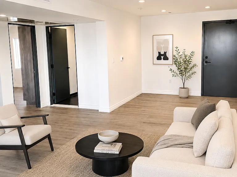 5731 Lexington Ave #301 — Photo 2