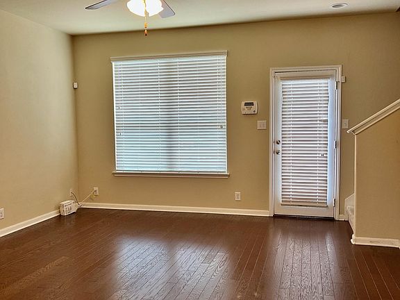 4th image of 934 Alamo Plaza Dr