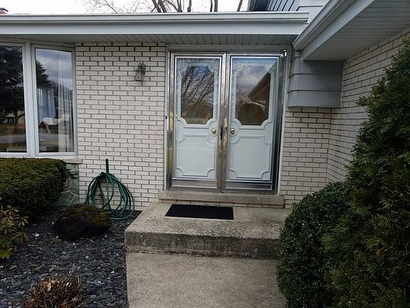 3rd image of 16441 Surrey Dr