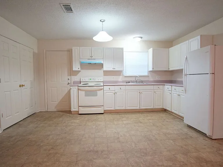 4121 Woodfin Cir — Photo 7