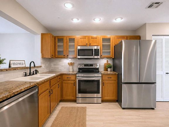 4th image of 641 Maple Oak Cir Unit 101