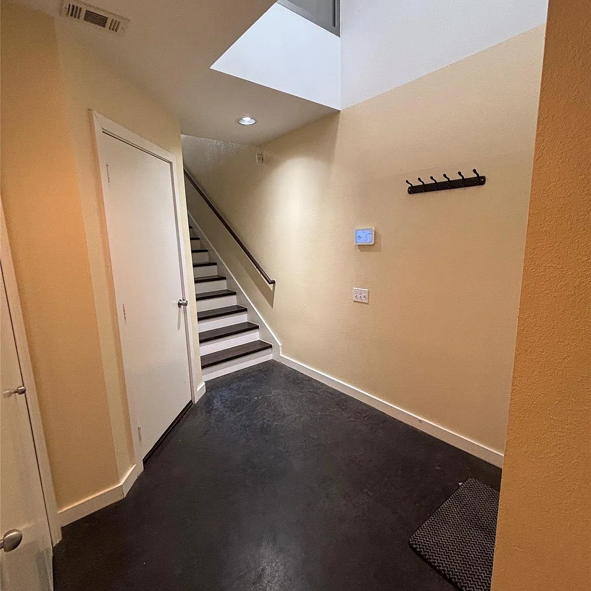 2 bed, 2.5 bath, 2121 sqft, $2,250 — Photo 4
