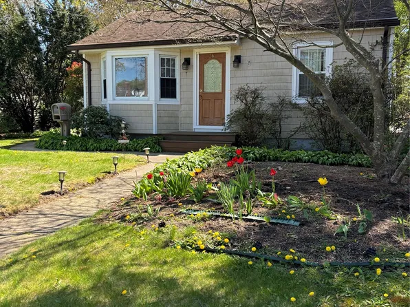 26 Weichers Street N, Ronkonkoma, NY 11779