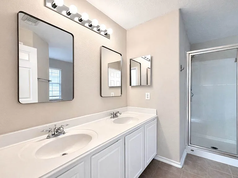 207 N Burberry Park Cir — Photo 17