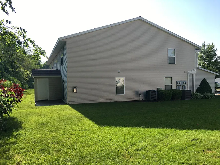 3313 Park Ridge Ln NE — Photo 3