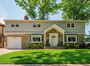 25 Redwood Rd, New Hyde Park, NY 11040